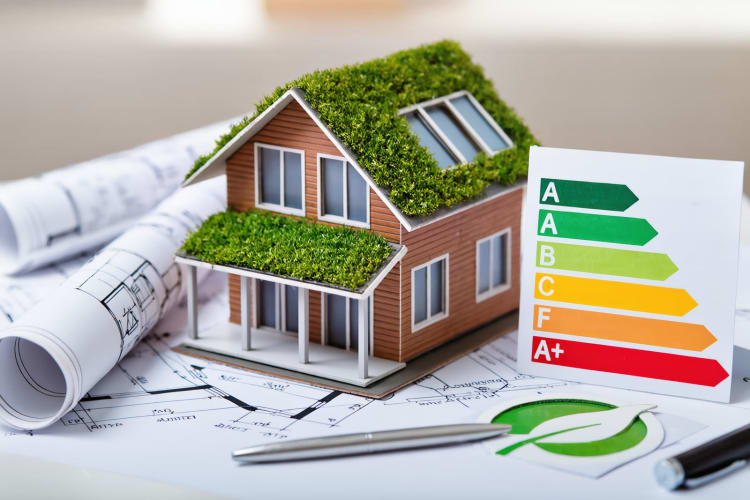 Ein Miniatur-Ökohaus, das fortschrittliche grüne Architektur und innovative Energieeffizienzkonzepte veranschaulicht.