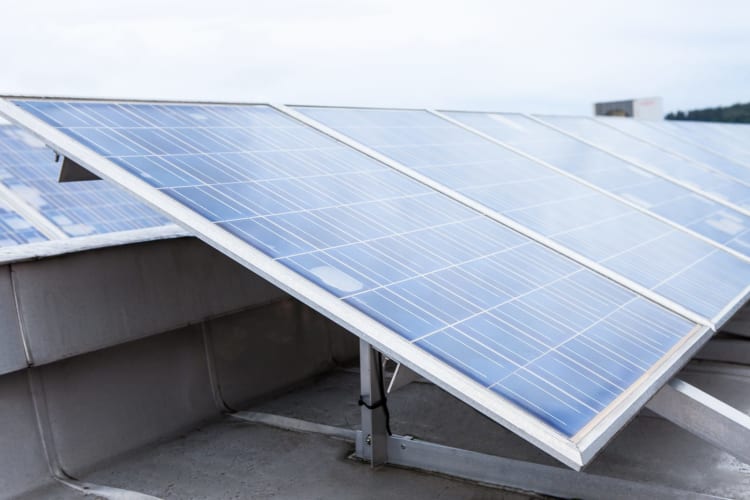 Nahaufnahme von umweltfreundlichen Solarmodulen auf dem Dach null