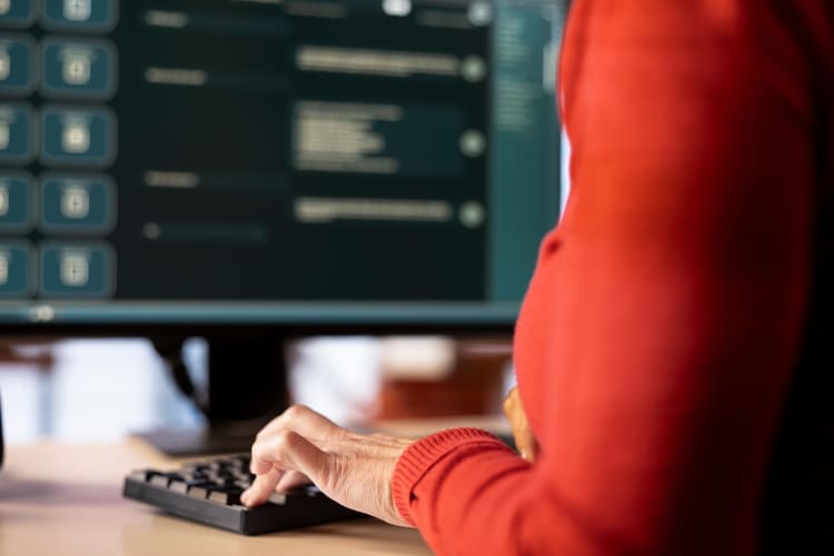 AI-Chatbot-Anwendung, die auf einem Desktop-Computer angezeigt wird, um Lösungen anzubieten und textbasierte Aufgaben zu optimieren. Eine Frau präsentiert digitale Innovationen, Automatisierung und maschinelles Lernen für nahtlosen Support. null