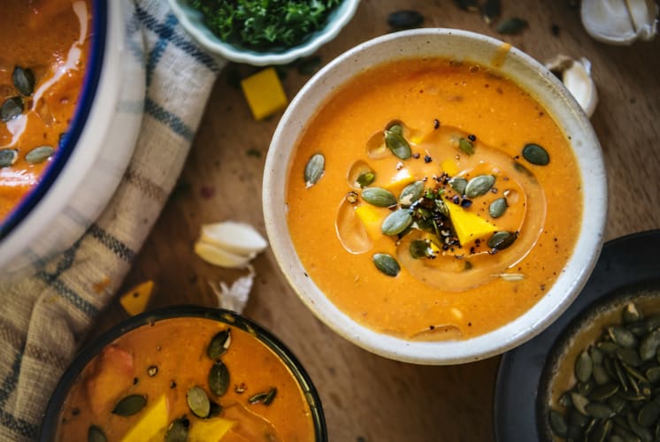 Kürbissuppe in weisser Schüssel