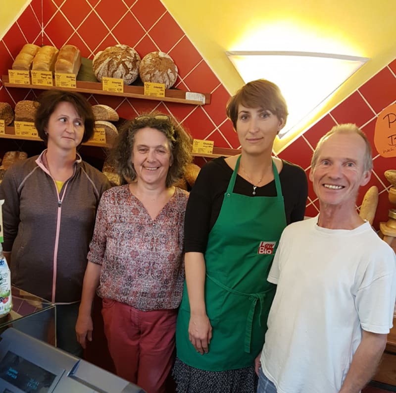 Das Lew Bio Bäckereiteam vor dem Verkaufstresen