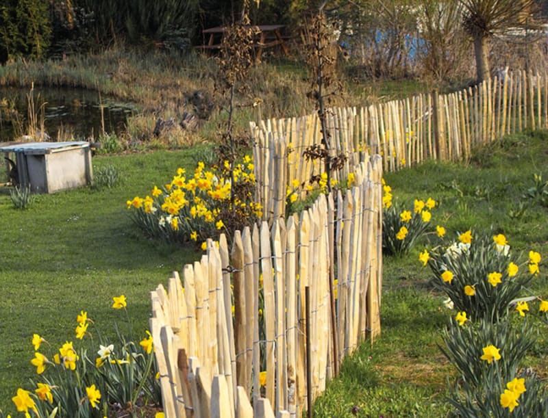 Kastanienzaun als natürliche Umgrenzung im Garten Bild: re-natur GmbH