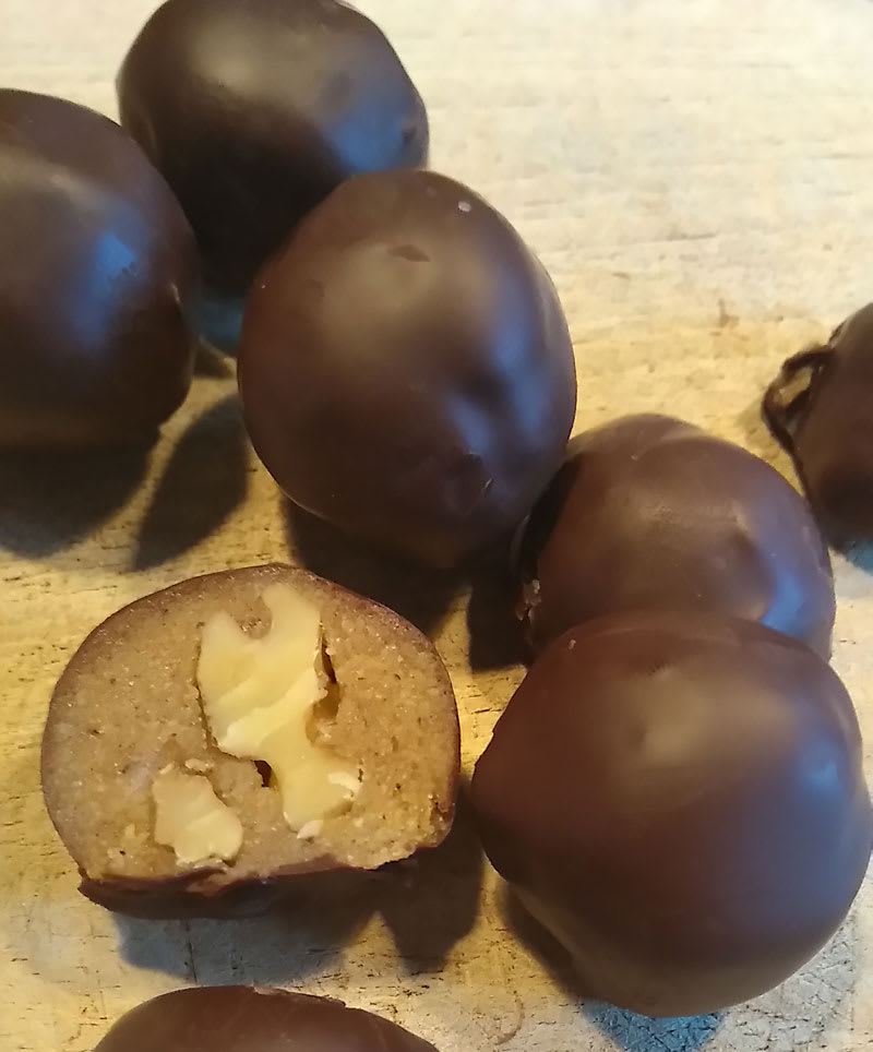 Veganes Konfekt aus Marzipan und Schokolade