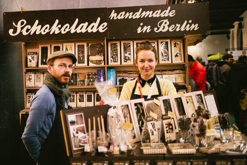Ein Herr und eine Dame präsentieren ihre Produkte auf dem Heldenmarkt