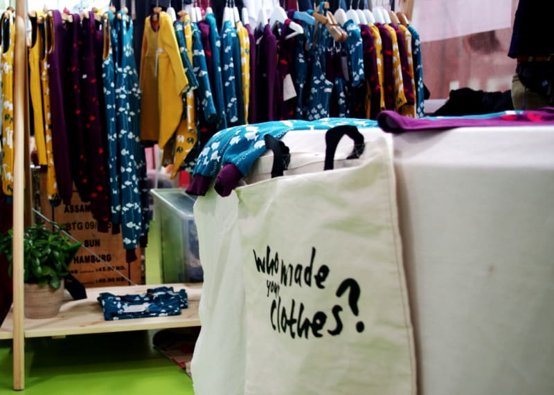 Kleidung und Taschen