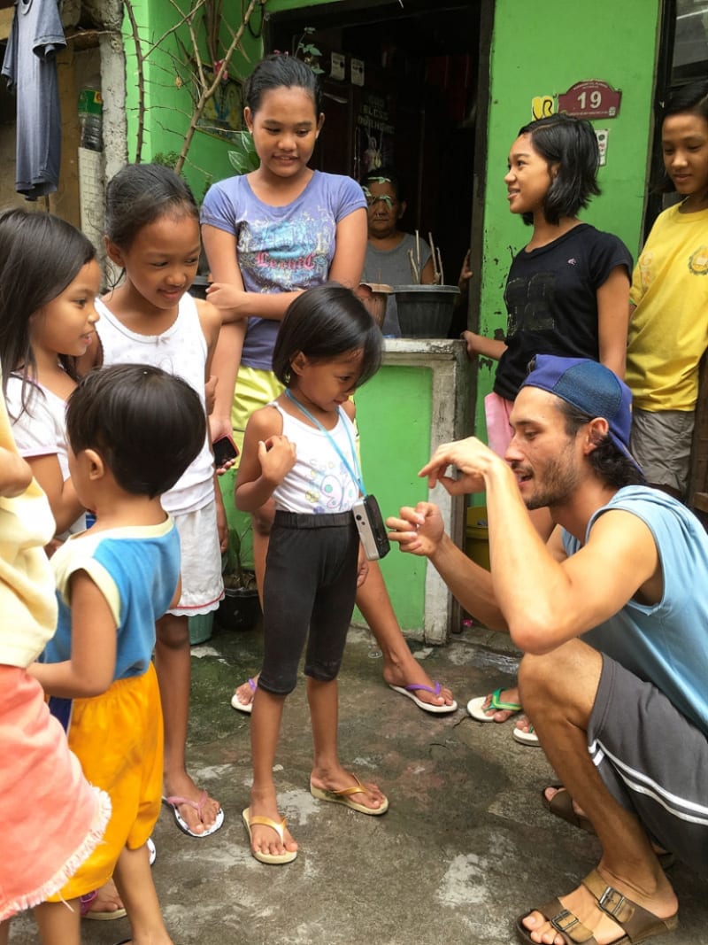 Nico Klein-Allermann mit den Kindern des Projektes Arts Meets Education