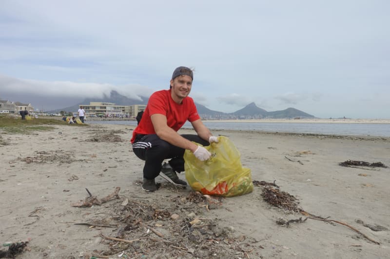 Christoph Schulz bei einem beach cleanup