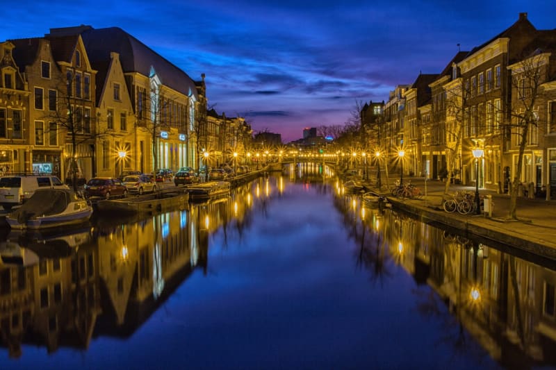 Erleuchtete Stadt am Wasser