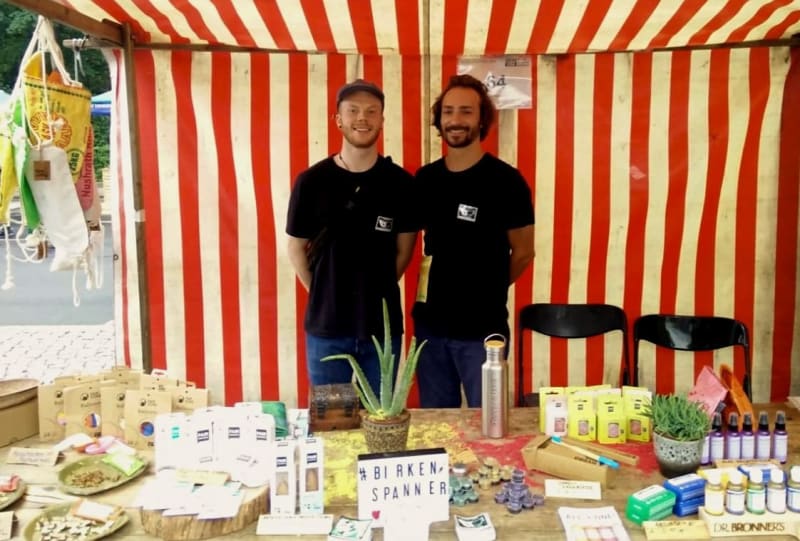 Tim (links) und Maxence (rechts) mit ihrem Stand auf dem Umweltfestival. Foto: Birkenspanner