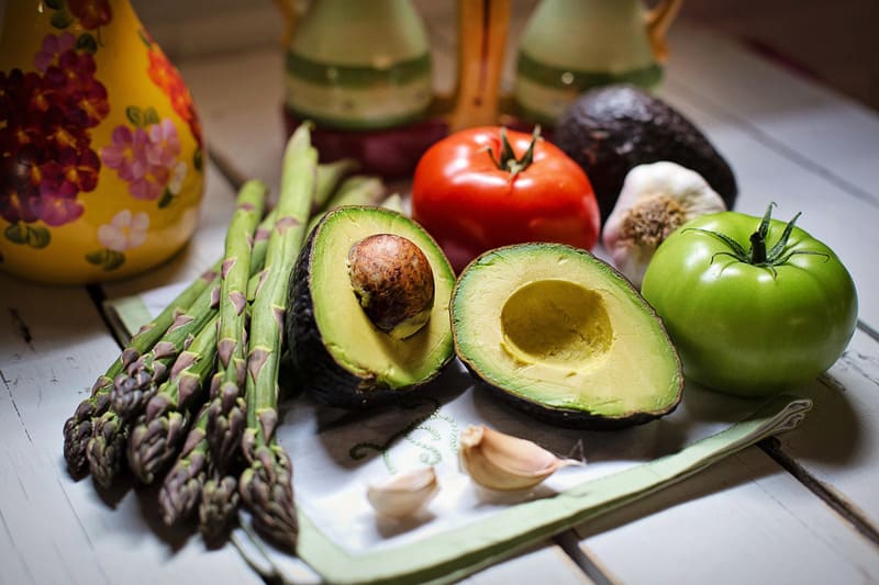 Spargel und Avocado, Knoblauch und Tomaten