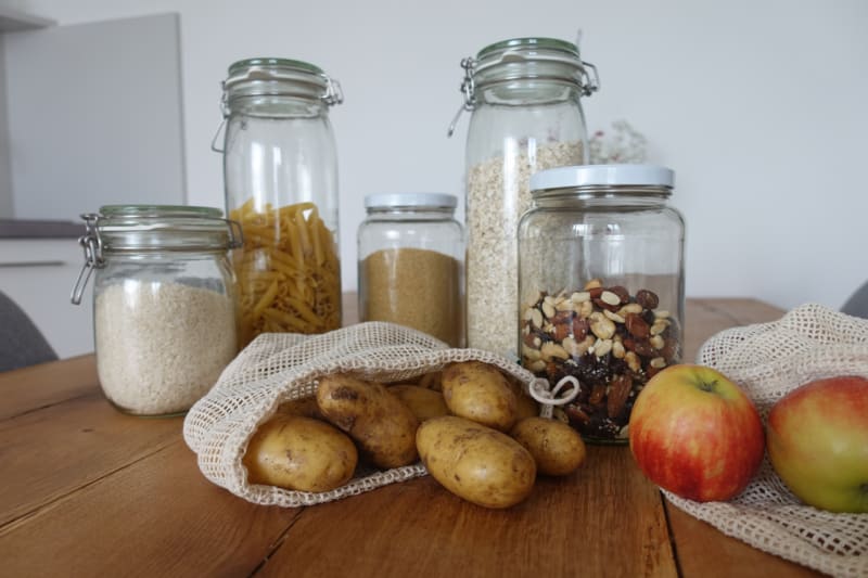 Plastikfrei einkaufen mit Gemüsenetzen und Glasbehältern