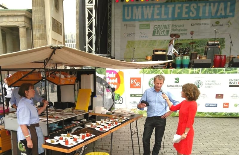 Elisabeth Wendt, eine gebürtige Zehlendorferin (ganz links im Bild), bekocht uns auf dem Festival bei der Showkochen-Aktion.