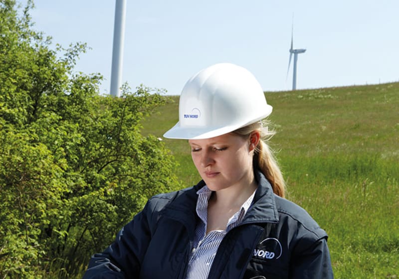 Windkraftanlage mit TÜV NORD Expertin Yvonne Schmedemann