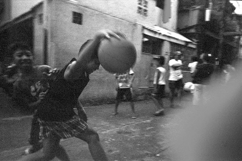 Basketball spielende Kinder in Manila