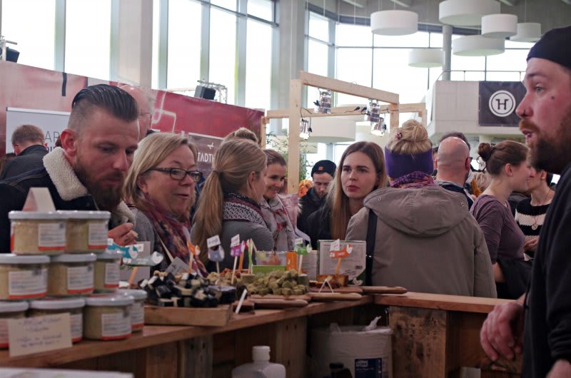 Besucher beim Heldenmarkt probieren Essen