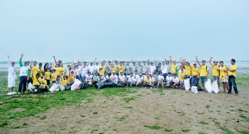 Christoph mit dem Müllsammelteam am STrand