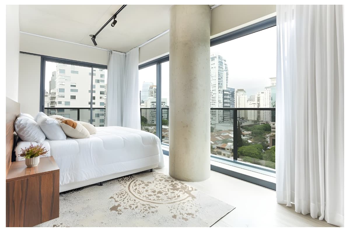 Reforma de apartamento com inspiração brutalista e iluminação natural