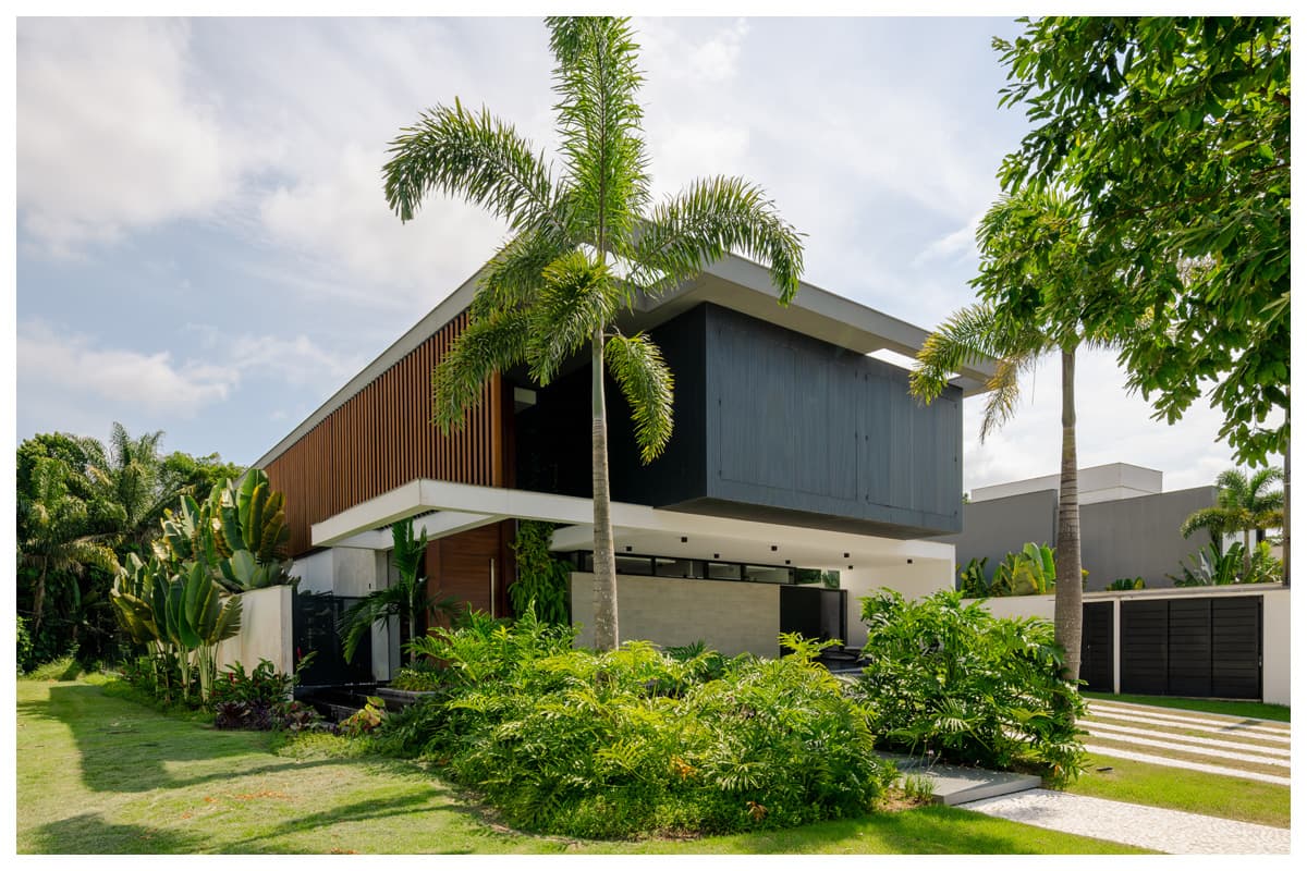 Residência contemporânea integra arquitetura e paisagem tropical