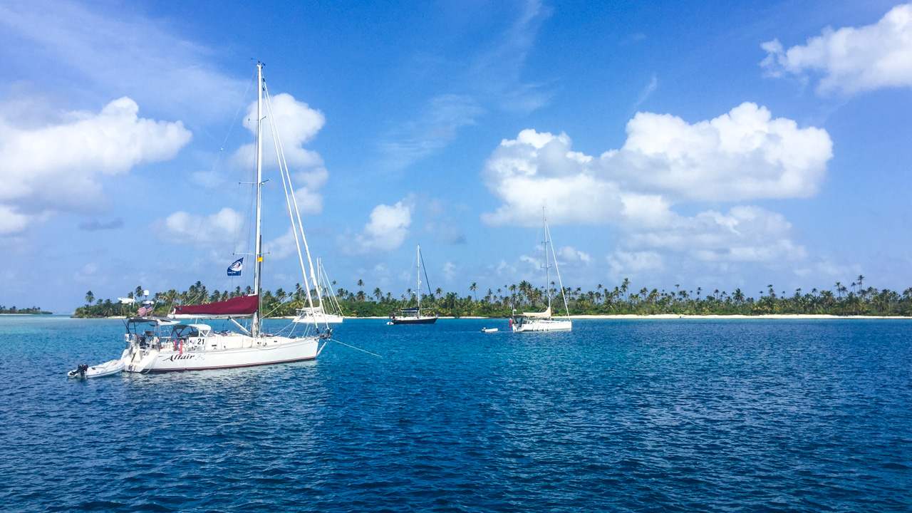 Barcos em frente a ilha em San Blas