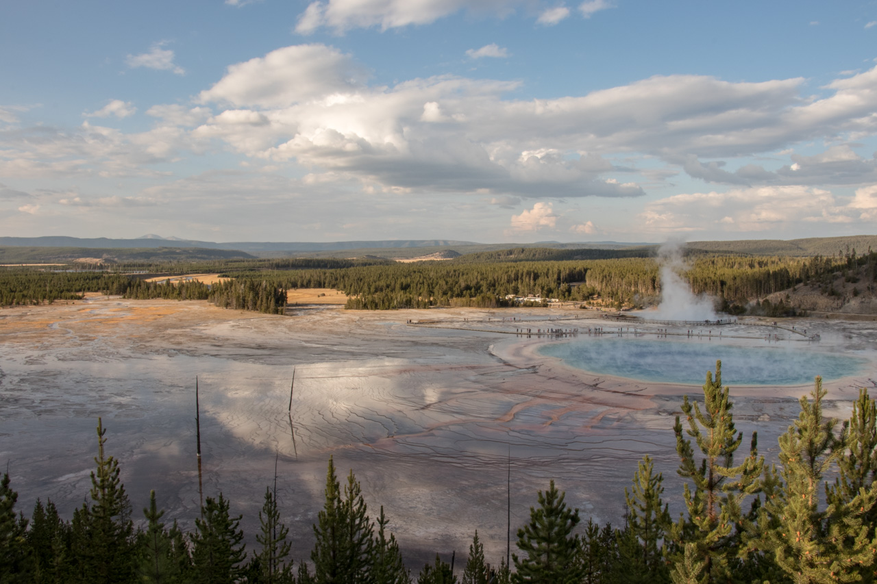 Grand Prismatic Springs no Parque Nacional Yellowstone Grand Prismatic Springs no Parque Nacional Yellowstone visto do mirante da trilha para o Fairy Falls