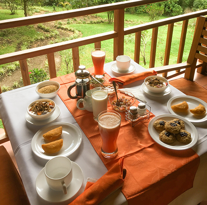 Nossa café da manhã na sacada do quarto
