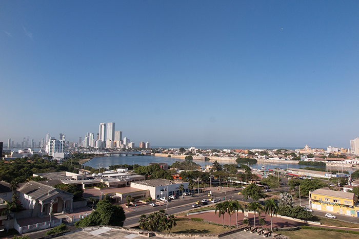 Vista desde o Castelo. À esqueda os novos prédios de Bocagrande; à direira o centro histórico de Cartagena.