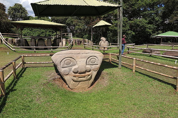 Monumento funerário e outras peças ao fundo - Mesa B Monumento funerário e outras peças ao fundo - Mesa B