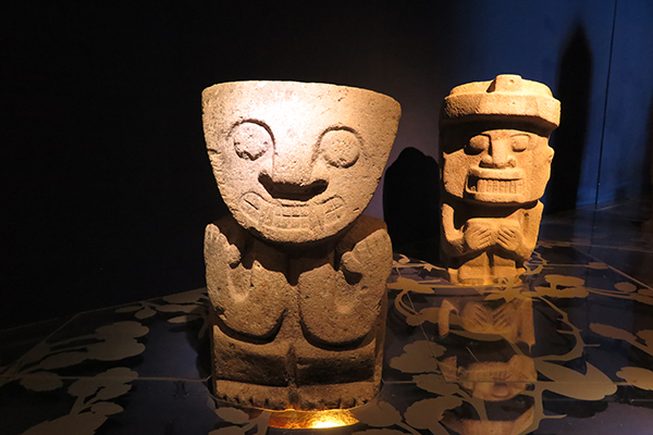 Peças em exposição no Museu Arqueológico de San Agustín Peças em exposição no Museu Arqueológico de San Agustín