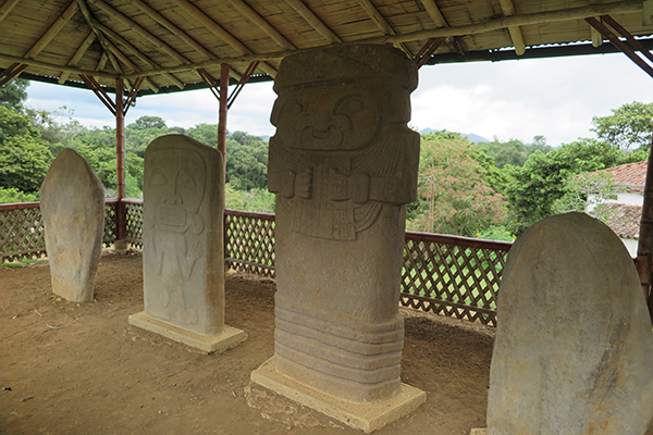 Da esqueda para a direita: segunda estátua éo duente; e a terceira é a Deusa tecelã Da esqueda para a direita: segunda estátua éo duente; e a terceira é a Deusa tecelã