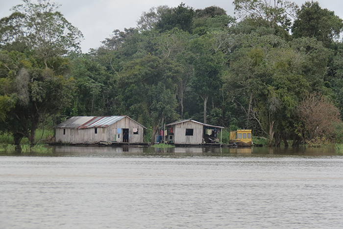 Casas flutuantes e o “barco-escolar”, em amarelo. 