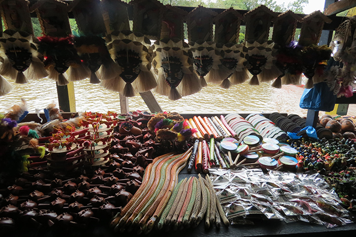 Feira de artesanato local e suas obras indígenas.