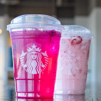 Pick your poolside sip: 💗 Pink Drink with Vanilla Sweet Cream Cold Foam 💛  Paradise Drink with Vanilla Sweet Cream Cold Foam 📷: @tehdino312