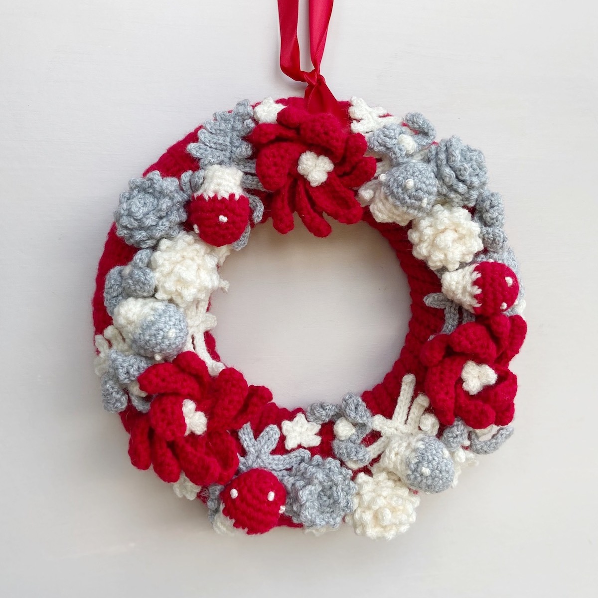 Christmas Crochet Wreath Pattern (woodland theme)