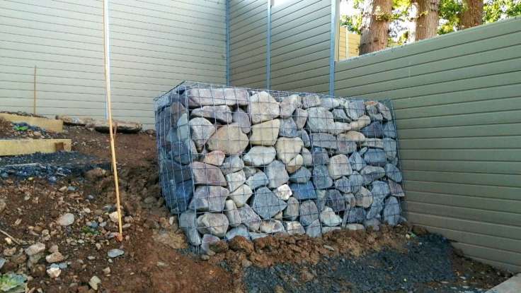 Small retaining gabion wall