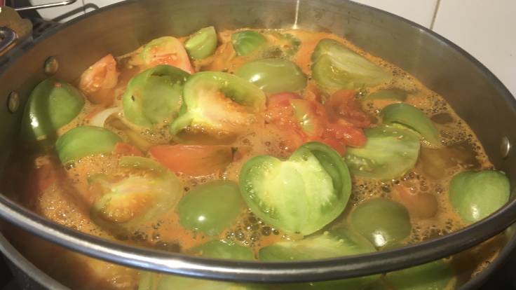 Pan of bubbling green tomato purée