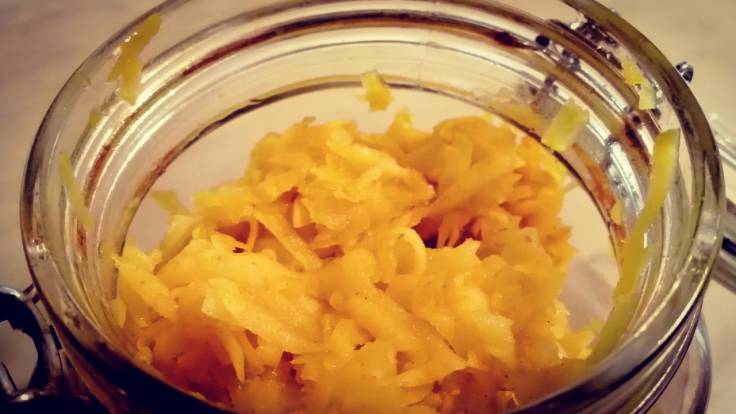 Grated sauerkraut-looking Jerusalem Artichoke in kilner jar
