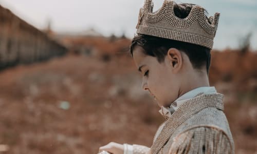 child with crown on head