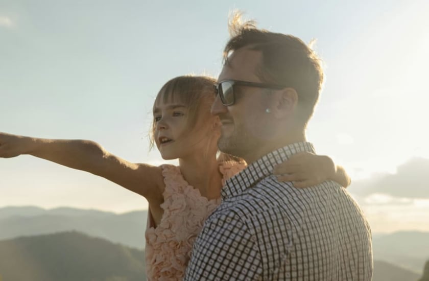heartfelt embrace between father and daughter in a sunny landscape | Ярослав Игнатенко, via Pexels