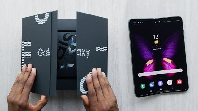 Samsung Galaxy Fold Unboxing: Magnets!