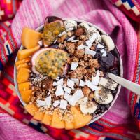 Acai-Bowl mit Früchte-Topping und Granola