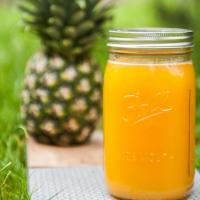 Ananassaft mit Birne, Orange, Ingwer und Limette