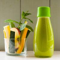 Apfelsaft mit Zucchini, Minze und Zitrone