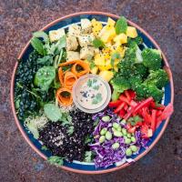 Buddha Bowl mit Schwarzem Reis, Tofu, Gemüse und Edamame