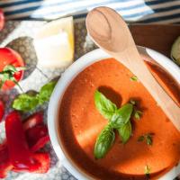 Gemüse Smoothie aus Tomaten, Paprika, Staudensellerie und Kräutern in einer Schale zum Löffeln.