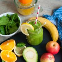 Grüner Smoothie mit Apfel, Banane und Orange