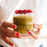 Grüner Smoothie mit Himbeeren