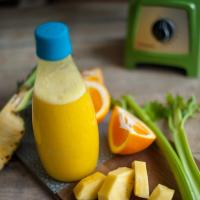 Grüne Smoothies Rezepte für Anfänger mit Staudensellerie, Orange und Ananas.