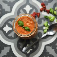 Tomatencremesuppe im Weckglas mit Basilikum garniert.