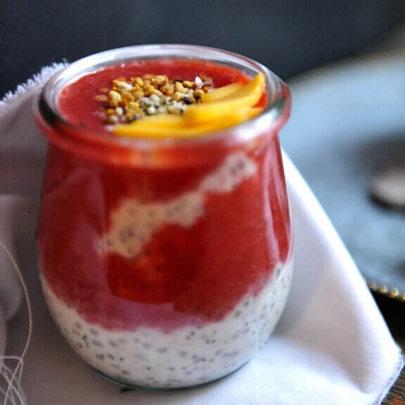 Chia Samen Rezept mit warmer Erdbeersauce