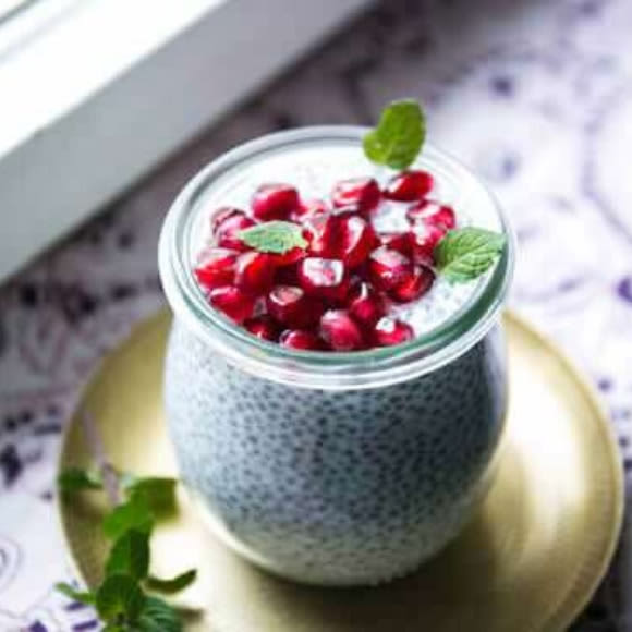 Chia Samen Rezept für ein Dessert mit Granatapfelkernen und Minze